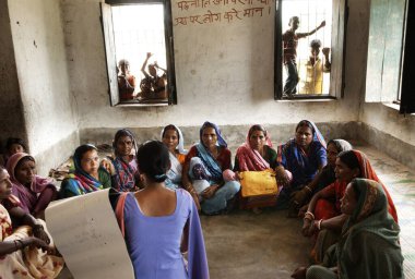 Kadınlar tartışıyorlar, Ngo Mahila Vikas Samity, Rajouli, Nawada, Bihar, Hindistan 