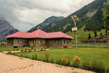 Turist bungalovu, Dawar köyü, Gurez, Bandipora, Kaşmir, Hindistan, Asya