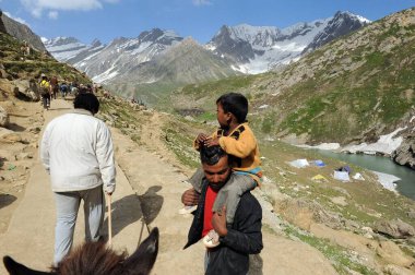 Pilgrim naga koti 'den sheshnag gölüne, amarnath yatra, Jammu Kashmir, Hindistan, Asya' ya 