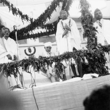 Mahatma Gandhi, 28 Şubat 1941 'de Allahabad' daki Kamla Nehru Memorial Hastanesi 'nin açılış töreninde, Madan Mohan Malaviya ve Dr. Jivraj Mehta, Hindistan  