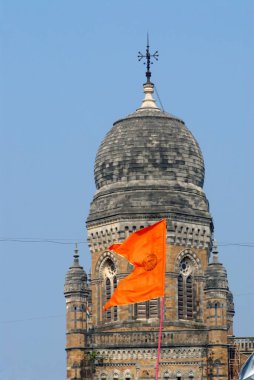 Mumbai Belediye Binası 'nın önündeki kırmızı renkli bayrak üzerine Azad Meydan, Bombay Mumbai, Maharashtra ve Hindistan' ın kutsal sembolünü basıyor.