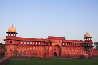 Agra kalesi 16. yüzyılda Yamuna Nehri 'nin batı kıyısına kızıl kum taşı imparator tarafından inşa edildi; Agra; Uttar Pradesh; Hindistan UNESCO Dünya Mirası Bölgesi