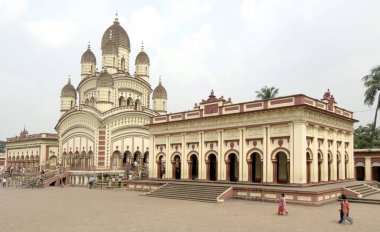 Dakshineshwar Kali Tapınağı klasik Bengali kulübesi tarzı 1847 'de 12 Şiva tapınağı ile çevrelenmiş, şimdi Kalküta; Batı Bengal; Hindistan