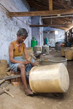 Anupparpalayam metal kasabası Tirupur, Tamil Nadu, Hindistan 'da tekne imalatında bakır çatal bıçak üretimi 