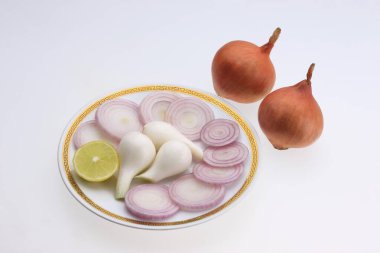 Hindistan 'da sebze ve salata olarak kullanılan bir tabağa Latin Allium Cepa dilimi. 