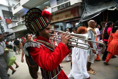 Haridwar, Uttaranchal, Hindistan 'a giden bir geçit töreninde trompet çalan bir trompetçi. 