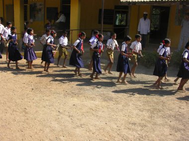 Moho Village, Panvel, Maharashtra, Hindistan 'da Lezim oynayan okul çocukları. 