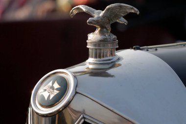 Eski bir araba, Hindistan manzarası.