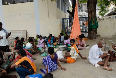 Bedava yemek bekleyen hacılar, Tiruchendur, Tamil Nadu, Hindistan 