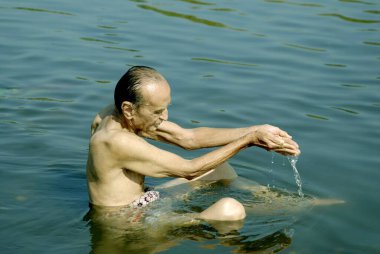 Vajreshwari Thane bölgesindeki Tansa Nehri 'nde oturan yaşlı adam, Maharashtra, Hindistan, Asya 