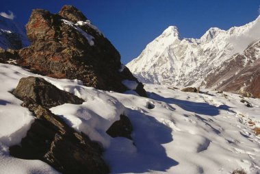 Nandadevi Dağı Doğu, Ana Kamp, 7434 metre, Nandadevi zirvesi sağ 7816 metre Uttaranchal, Hindistan