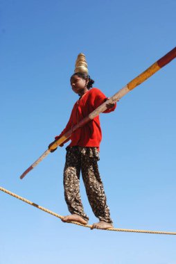 İpte akrobat çalan kız, Jaisalmer, Rajasthan, Hindistan    