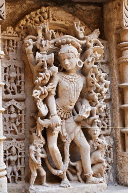 Bhairav-Shiv; Rani ki vav; adım iyi; taş oyma; Patan; Gujarat; Hindistan