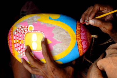 Hindistan cevizi kabukları üzerine resim yapan Raghurajpur, Patta Chitras, Jagannath Puri, Bhubaneswar, Orissa, Hindistan 'ın ünlü ressam köyü olarak adlandırıldı.  