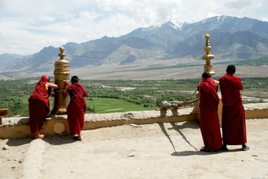 Leh; Ladakh; Jammu & Kashmir; Hindistan 'daki Thiksey Manastırı' nda dua çarkı