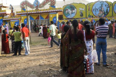 Empire Circus, Bombay Mumbai, Maharashtra, Hindistan 'ın dışında duran insanlar. 