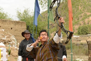 Okçuluk sporu yapan adam, Thimphu, Butan, Asya 