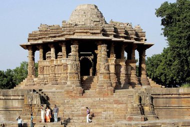 Modhera Güneş Tapınağı (MÖ 1026), Pushpavati nehrinin kıyısında Ahmedabad 'a 102 km uzaklıkta yer almaktadır.