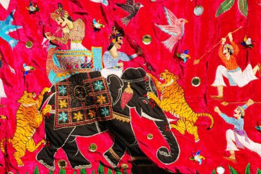 Fil ve kaplanlar kumaşa nakış işlerler, Jaipur, Rajasthan, Hindistan 