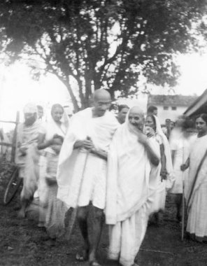 Mahatma Gandhi, Jamnalal Bajaj 'ın annesi ve Bajaj ailesinin diğer üyeleriyle birlikte Wardha, 1945, Hindistan' da.  