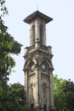 Victoria bahçesindeki saat kulesi veya Veer Jijamata Bhosle Udyan Ranibagh; Byculla; Bombay Mumbai; Maharashtra; Hindistan