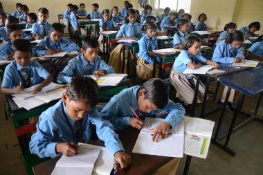 Öğrenci sınıfında okuyor, Varanasi, uttar pradesh, Hindistan, Asya 