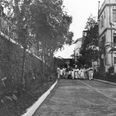 Mahatma Gandhi ve diğerleri Rungta House 'a dua etmeye gidiyorlar; Mumbai; 1945; Hindistan; 