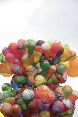 Havadan daha hafif gazla dolu renkli balonlar