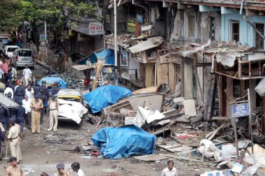 Kalbadevi bölgesinde Zaveri Çarşısı 'nda bomba patlaması yapılan yeri inceleyen polis memurları; Bombay Mumbai, Maharashtra, Hindistan 26 Ağustos 2003 