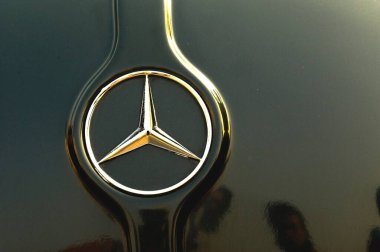 Klasik Alman arabası, Mercedes Benz logosu, Hindistan.  