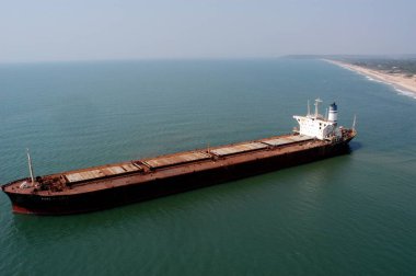 Nehir Prensesi 'nin hava manzaralı enkazı fırtınalı bir gecede yanlışlıkla denize sürüklenen 20.000 tonluk bir kargo gemisi Sinquerim' in Goa, Hindistan sahillerinde ve çevresinde büyük bir çevre sorununa yol açtı. 