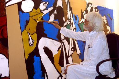 Ressam M F Hussain Bombay Mumbai, Maharashtra, Hindistan 'daki Pundole Sanat Galerisi' nde bir resim yapıyor.  