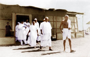 Mahatma Gandhi 'yi Karaçi Kongresi sırasında Sardar Vallabhbhai Patel izledi. Hindistan, Asya, Mart 1931 