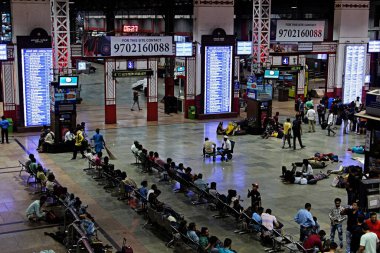 Mumbai Merkez Tren İstasyonu kalabalık, Mumbai, Maharashtra, Hindistan, Asya