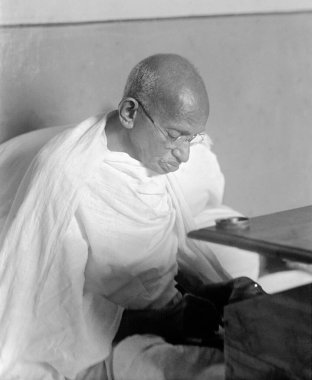 Mahatma Gandhi, 1944 'te Urlikanchan' daki Doğa Tedavi Kliniği 'nin açılışı sırasında Pune, Maharashtra, Hindistan yakınlarındaki 