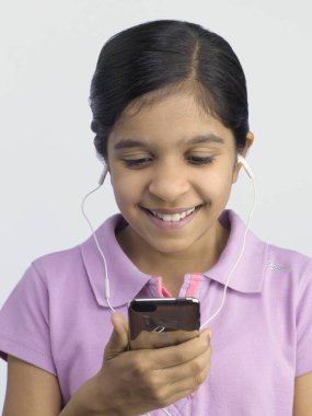 Müzik dinleyen kız. Yakın çekim. 