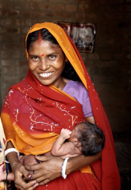 Taşralı kadın ve bebek, Rajouli, Nawada, Bihar, Hindistan 