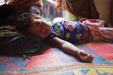 Çocuk yerde uyuyor, bagan, myanmar, burma