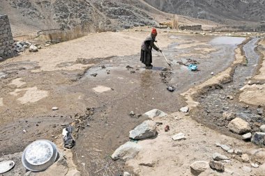 Buzul ladakh jammu ve kaşmir Hindistan Asya 'dan gelen suyun yönünü değiştiren kadın.