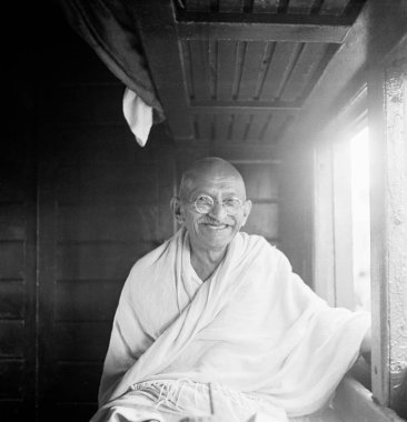 Mahatma Gandhi, 1939 'da bir tren kompartımanında gülüyordu.