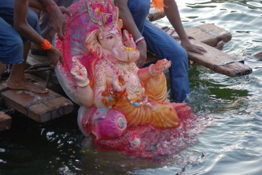 Ganesh putunun Gulab Sagar Gölü 'nde batışı Jodhpur Rajasthan Hindistan 