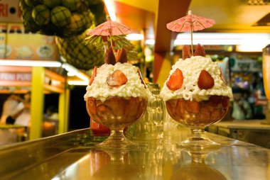 Meyve tezgahında kremalı çilek 