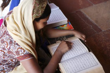 Fatehpur Sikri 'deki Jami Mescid' de Urdu Müslüman Okulu 'nda okuyan öğrenci, Agra, Uttar Pradesh, Hindistan UNESCO Dünya Mirası Bölgesi 