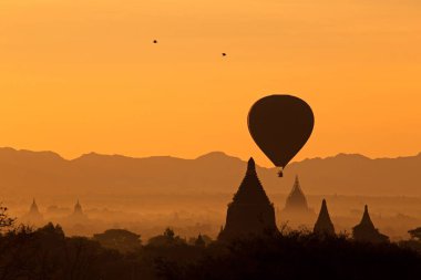 Gündoğumu ve sıcak hava balonu, bagan, myanmar, burma 