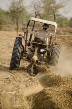 Traktör tarlayı sürüyor Rajasthan