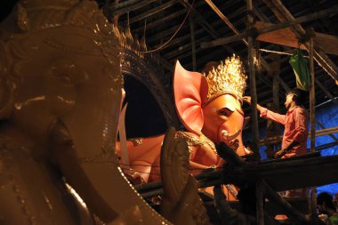 Mumbai Maharashtra Hindistan 'da Ganesh Taç Dekorasyonu Yapan Adam 