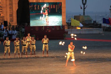 Ateş sanatçısı Mumbai Maharashtra Hindistan Asya bayramını kutluyor.