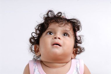 Bebek yukarılara bakıyor.