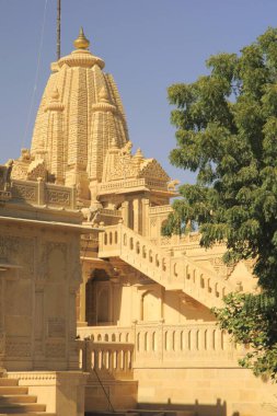Jaisalmer, Rajasthan ve Hindistan 'dan uzakta Amarsagar Gölü' nde kumtaşlarıyla yapılan güzel oyulmuş Jain tapınağı kompleksi.