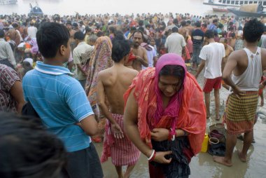Babu Ghat, Kolkata, Batı Bengal, Hindistan 'da Kartik Purnima' yı (Dolunay) kutluyoruz. 